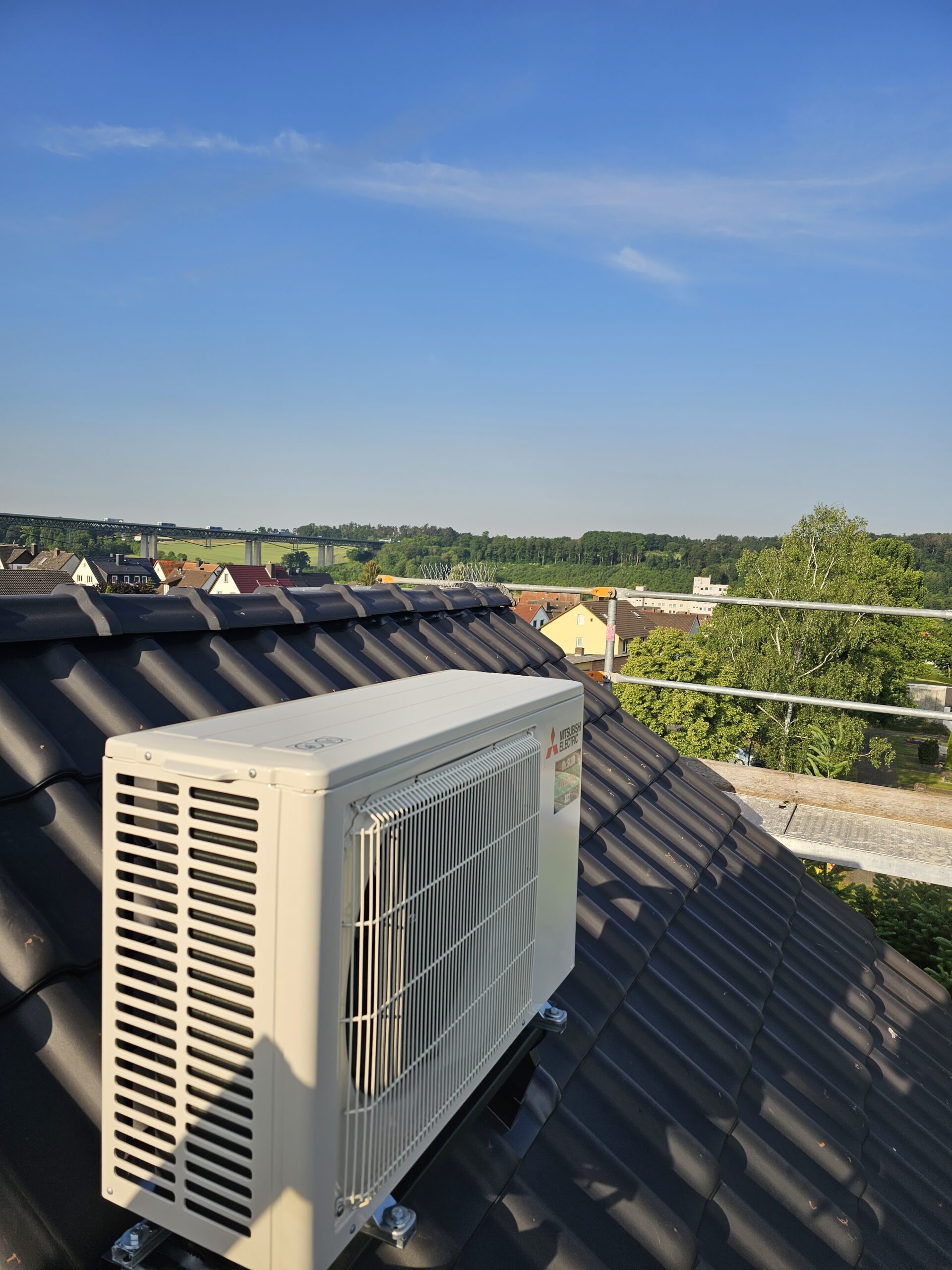 Mitsubishi Electric Klimaanlagen-Außengerät auf einem Ziegeldach